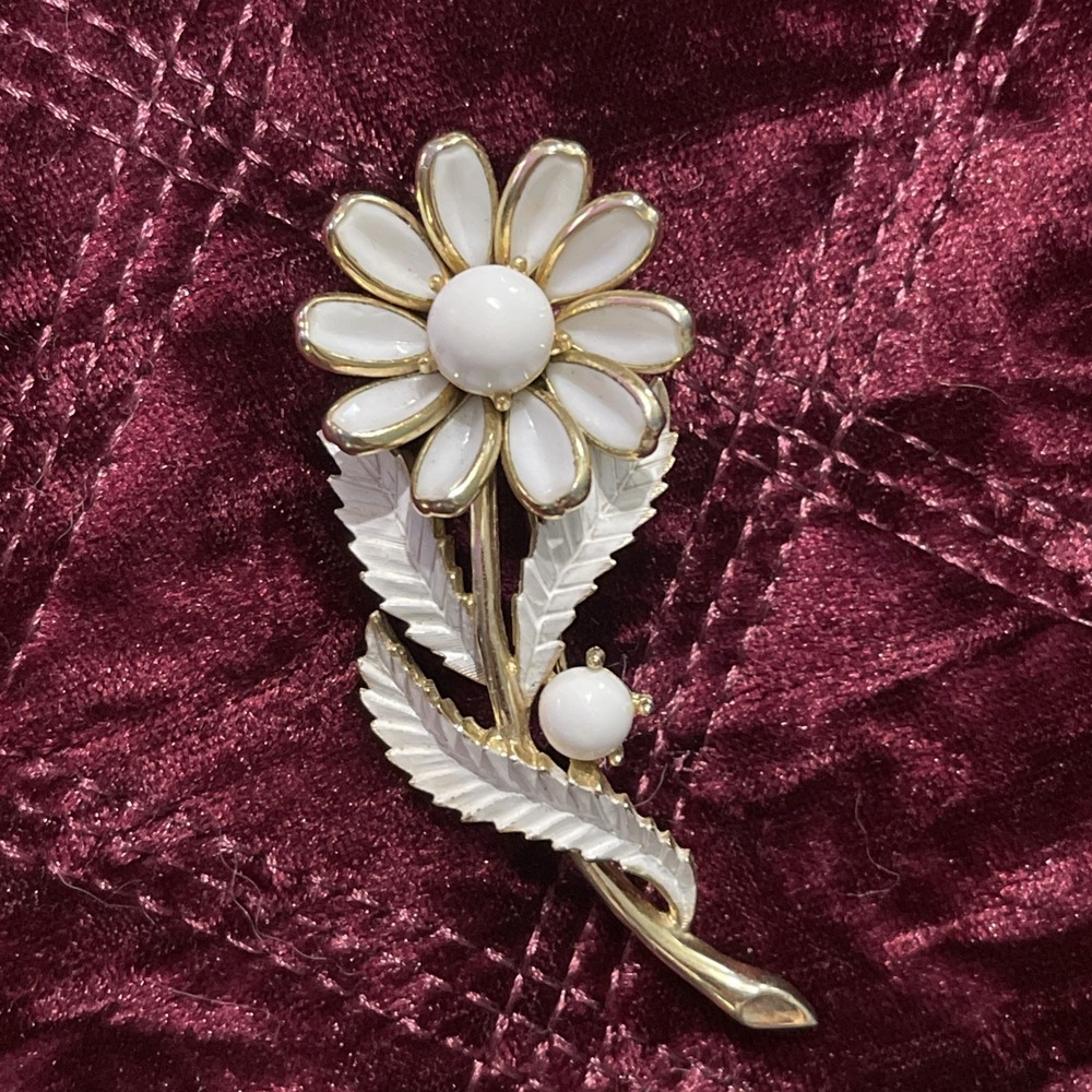 Crown Trifari Alfred Philippe Daisy Brooch  White Poured Milk Glass Enamel VNT
